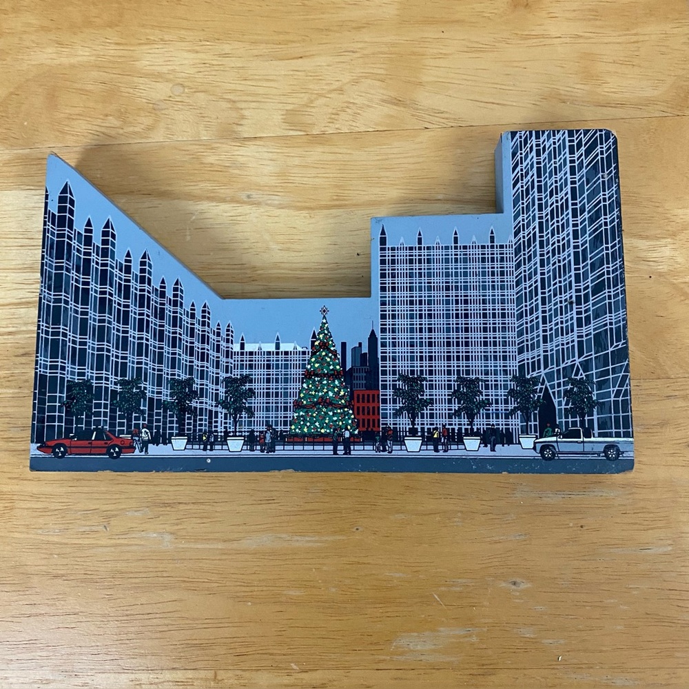 2004 Hometowne Collectibles Pittsburgh PPG Place Shelf Sitter